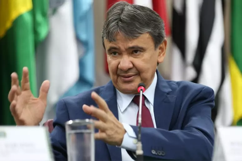 O ministro do Desenvolvimento Social, Wellington Dias Foto: Valter Campanato/Agência Brasil / Estadão https://www.terra.com.br/noticias/brasil/politica/tcu-da-cinco-dias-para-governo-lula-explicar-supostas-irregularidades-em-marmitas-invisiveis,ceb5b6627e474bc92a4b699ce6765392pckavpbq.html?utm_source=clipboard