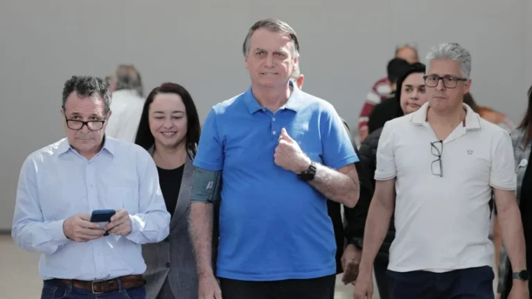 Jair Bolsonaro deixa hospital DF Star; médico pediu que ele reduza agendas públicas