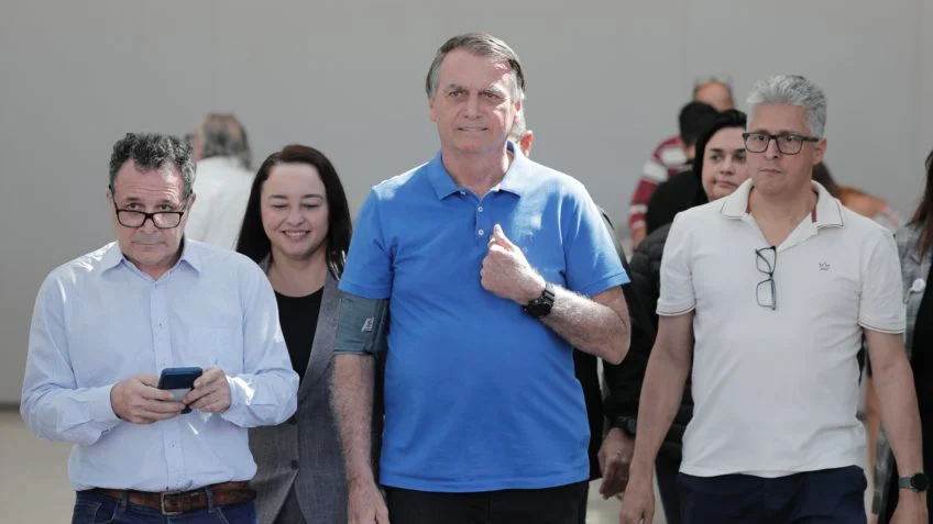 Jair Bolsonaro deixa hospital DF Star; médico pediu que ele reduza agendas públicas