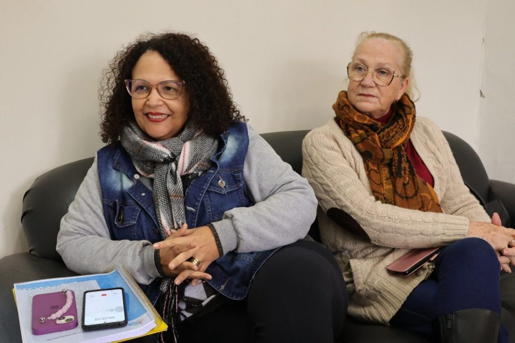 Gisele Ferreira, coordenadora da ABA e Emília Pott , assistente social, anunciam que o Outlet do Jeans será realizado em outra data em Dourados. Foto: A. Frota