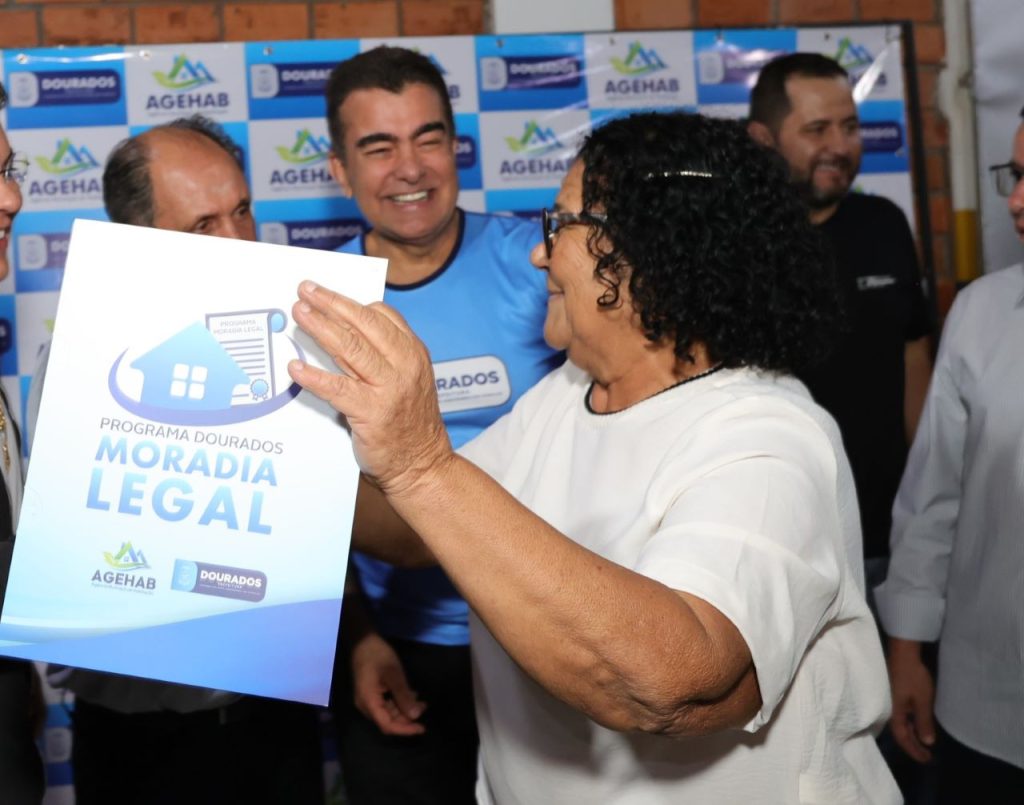 Solenidade de entrega de títulos de regularização para moradores dos jardins Ibiza e Rouxinol na semana passada. Foto: A. Frota