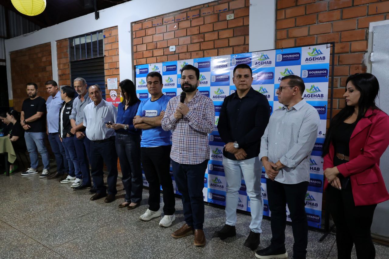 Éder Felipe Souza Lima discursa durante entrega de títulos de propriedade para mais 75 famílias de Dourados. Foto: A. Frota