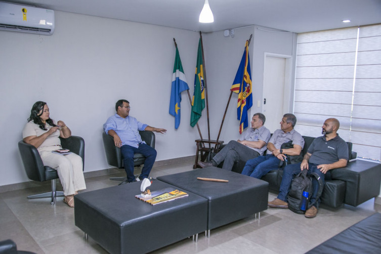 Prefeito e diretores da mineradora durante reunião