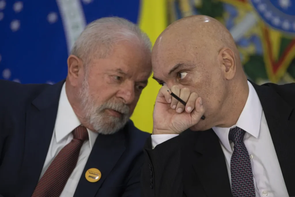 O presidente Luiz Inácio Lula da Silva (PT) e o ministro Alexandre de Moraes, do Supremo Tribunal Federal (STF) • Joédson Alves/Agência Brasil