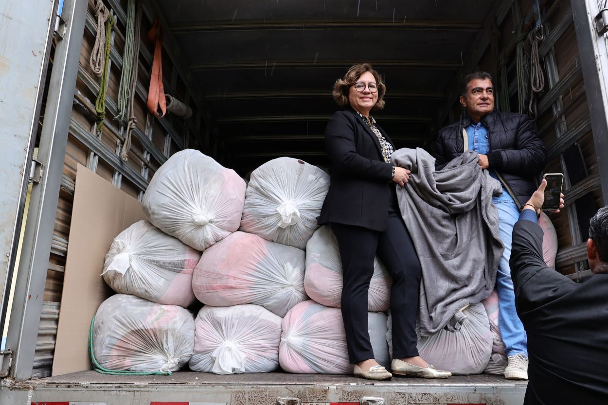 Prefeito Marçal Filho e secretária Shirley recebem cobertores que serão distribuídos para famílias carentes. Foto: A. Frota
