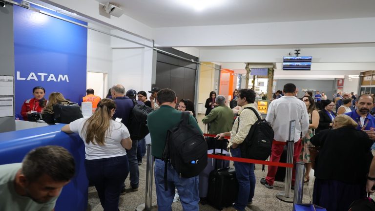 Guichê da Latam Airline ficou congestionado de passageiros fazendo o check-in para embarcar no primeiro voo da empresa em Dourados – Foto: A. Frota