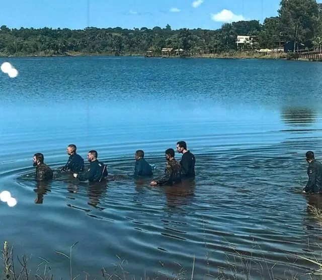 Equipe durante levantamento feito no lago em 2025 (Foto: Reprodução Laudo)