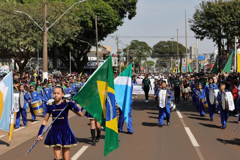 Somente a Educação em Dourados levou para a avenida Marcelino Pires cerca de 4.500 alunos. Foto: A. Frota