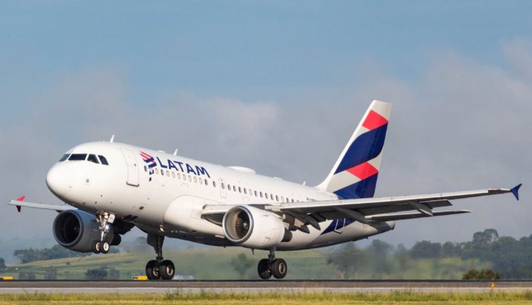 Jato Airbus A319 da Latam Airlines aterrissa em Dourados às 8h40 de segunda-feira inaugurando a retomada dos voos comerciais no Aeroporto Regional depois de mais de 4 anos. Foto: A. Frota