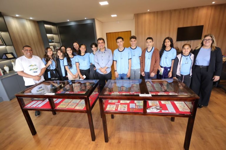 Prefeito Marçal Filho recebe estudantes no gabinete para visitação à exposição “Independência em Nossas Mãos”. Fotos: A. Frota