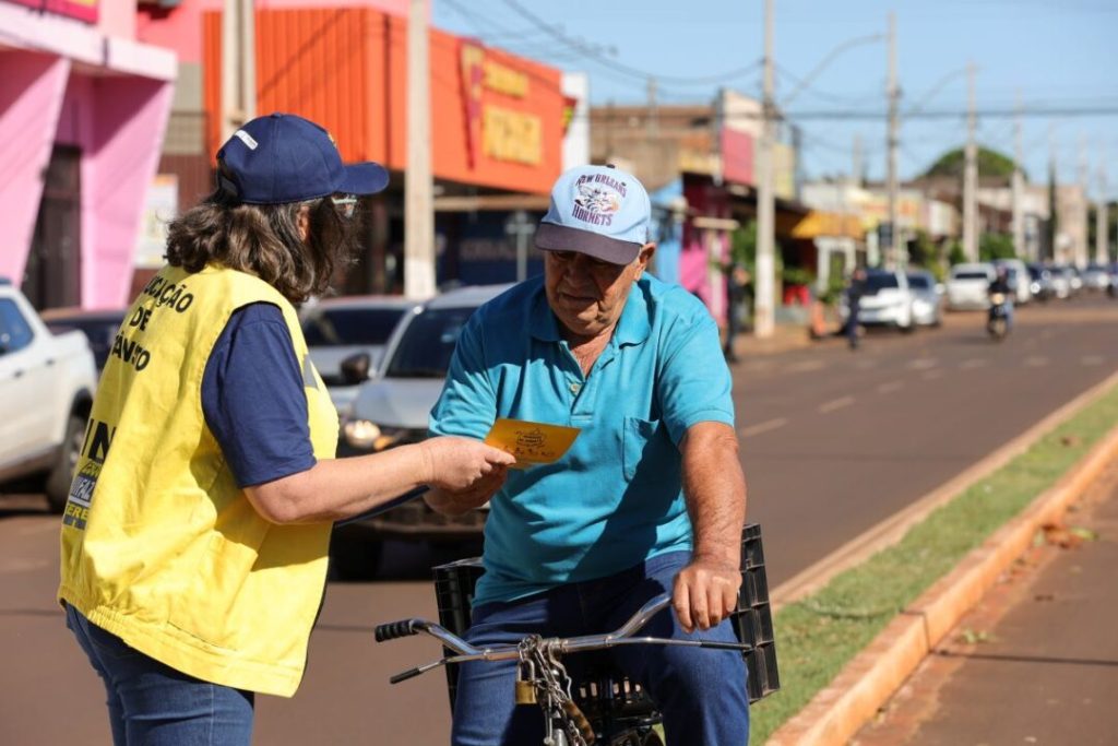 Agentes de trânsito distribuíram panfletos educativos e prestaram orientações sobre condutas seguras no tráfego urbano. Foto: A. Frota