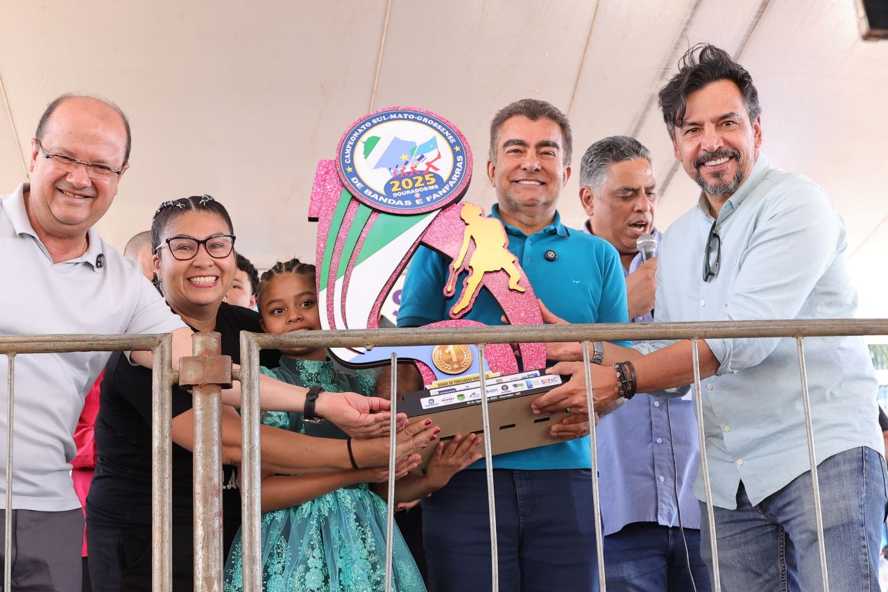 Vice-governador Barbosinha, prefeito Marçal Filho e secretário estadual de Cultura Marcelo Miranda entregam troféu a vencedora na categoria infantil. Fotos: A. Frota