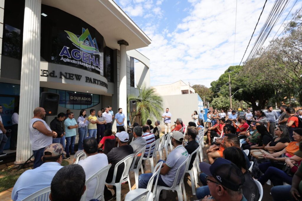 Dezenas de famílias receberam escrituras dos imóveis na manhã desta quarta-feira em solenidade realizada na Agência de Habitação de Dourados – Fotos: A. Frota