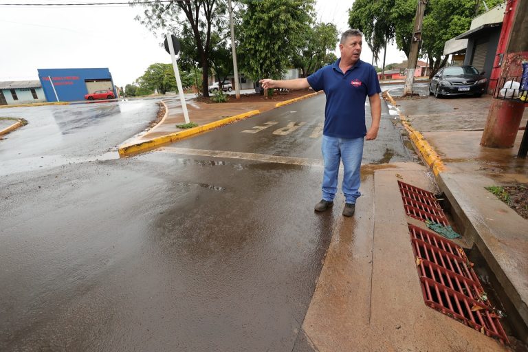Morador e comerciante, Márcio Gonçalves diz que as intervenções de drenagem têm sido satisfatórias para quem vive no local – Foto: A. Frota