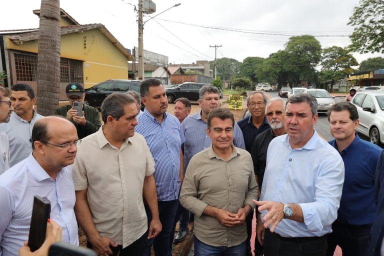 Marçal, Riedel e comitiva de parlamentares durante vistoria do recapeamento concluído no Grande Água Boa – Fotos: A. Frota
