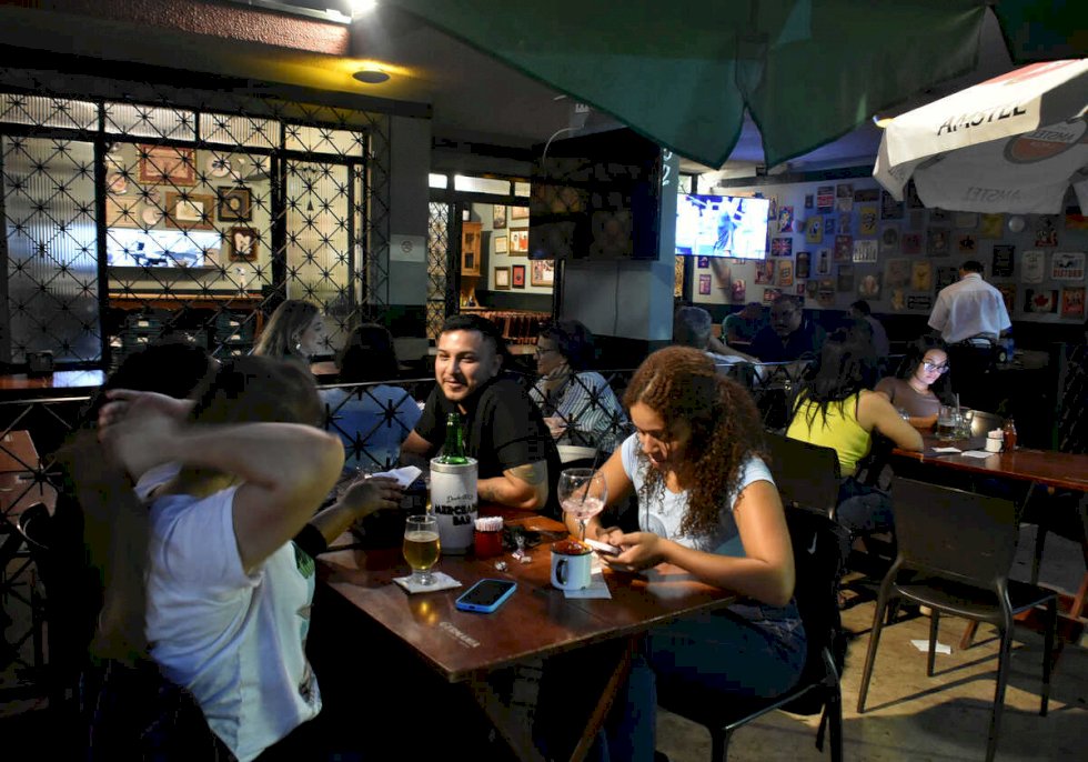 Jovens saem para beber mas decidem não arriscar com bebidas destiladas - Foto: Paulo Ribas / Correio do Estado
