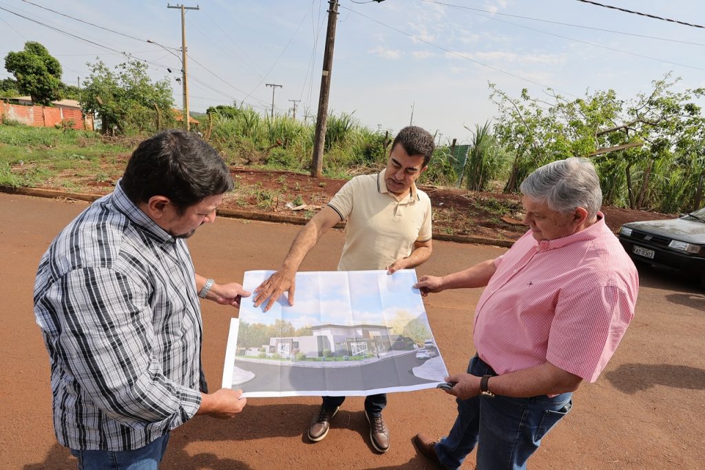 Prefeito Marçal Filho e secretários Márcio Figueiredo e Jorge de Lucia no local onde a obra será construída – Foto: A. Frota