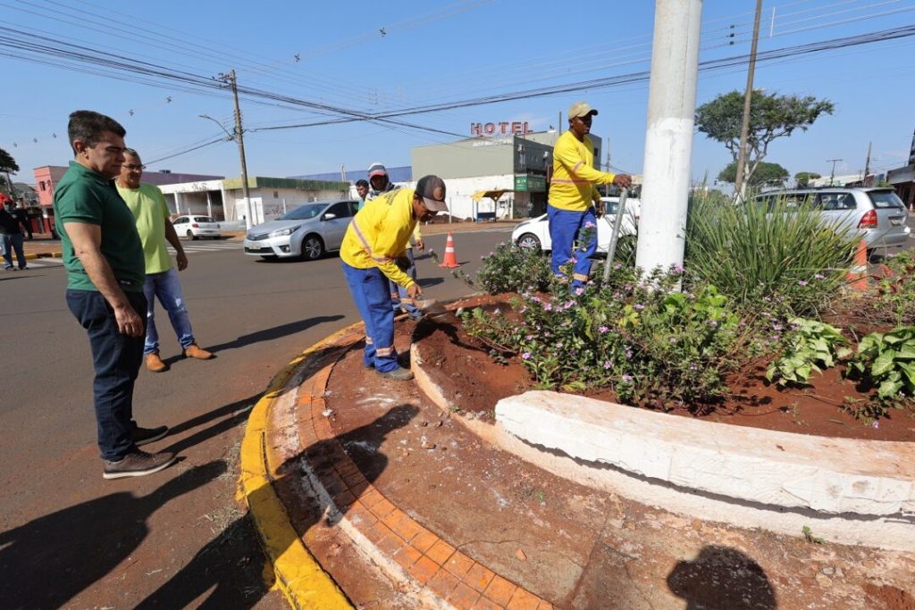 Serviço de revitalização irá abranger todas as floreiras espalhadas pelos cruzamentos da região central da cidade – Fotos: A. Frota