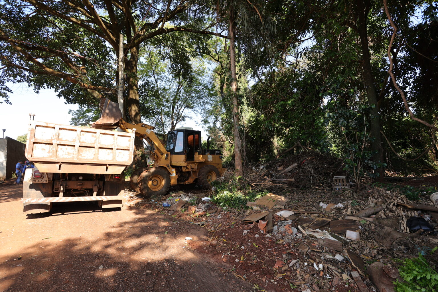 Serviço de limpeza de área de preservação ambiental ocorreu nesta quinta-feira em Dourados – Fotos: A. Frota