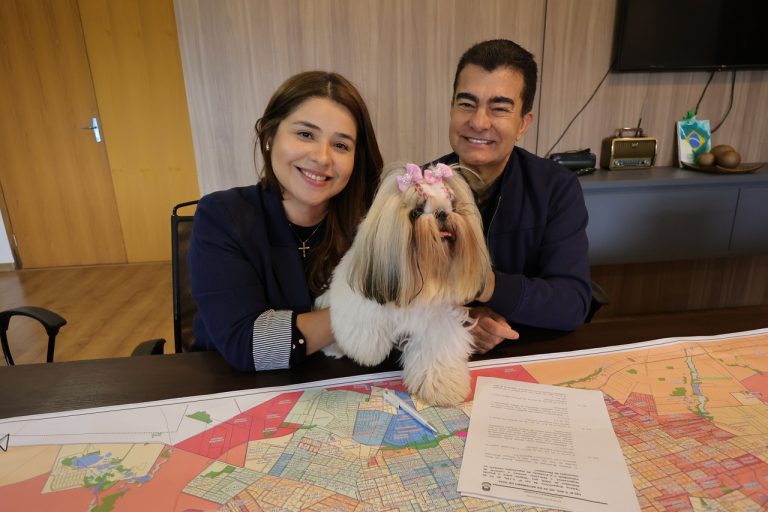 Prefeito Marçal Filho sancionou lei acompanhado da vereadora Karla Gomes, autora do projeto, e da cachorrinha Lili – Foto: A. Frota