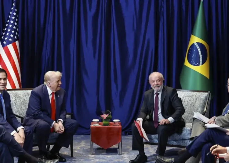 Presidentes Donald Trump e Lula em reunião na Malásia — Foto: Ricardo Stuckert / PR