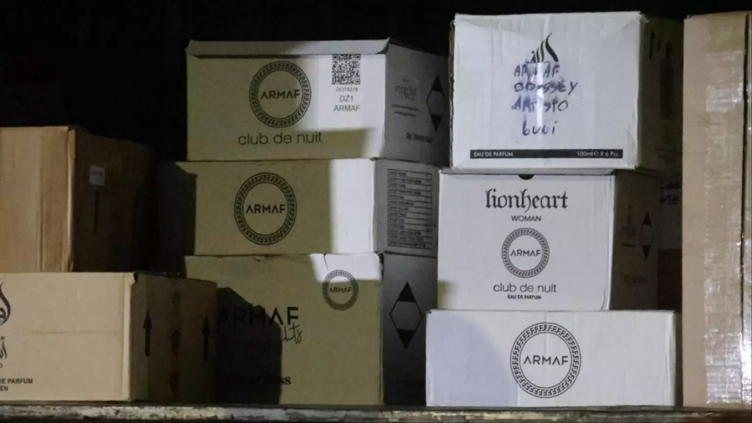 Caixas de perfumes encontradas no local. (Foto: Madu Livramento, Midiamax)