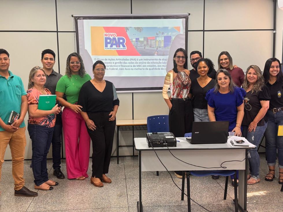 Esta semana aconteceu a reunião de apresentação do Plano de Ações Articuladas do município para os integrantes da comissão. Fotos – Divulgação/Semed