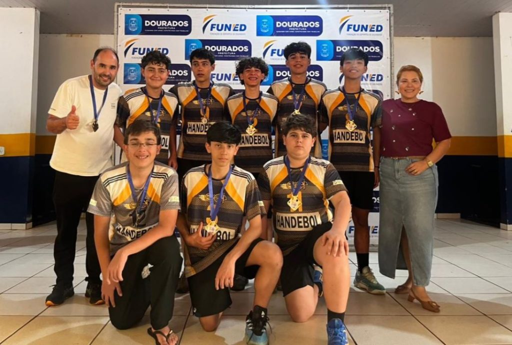 Equipe masculina da Escola SEI, campeã de handebol nos Jogos da Juventude de Dourados. Divulgação/Assecom
