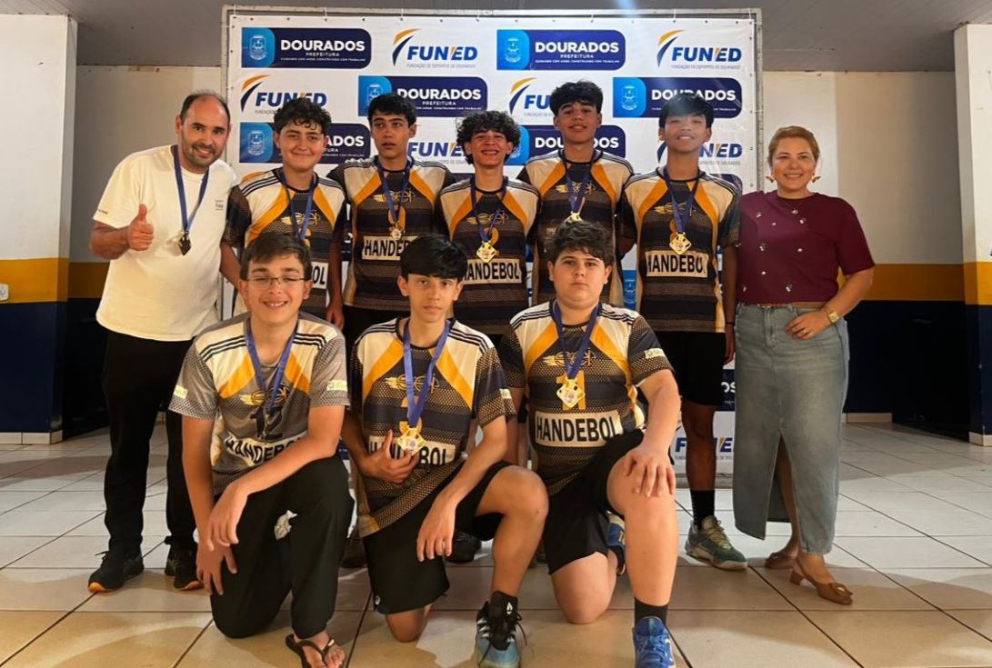 Equipe masculina da Escola SEI, campeã de handebol nos Jogos da Juventude de Dourados. Divulgação/Assecom