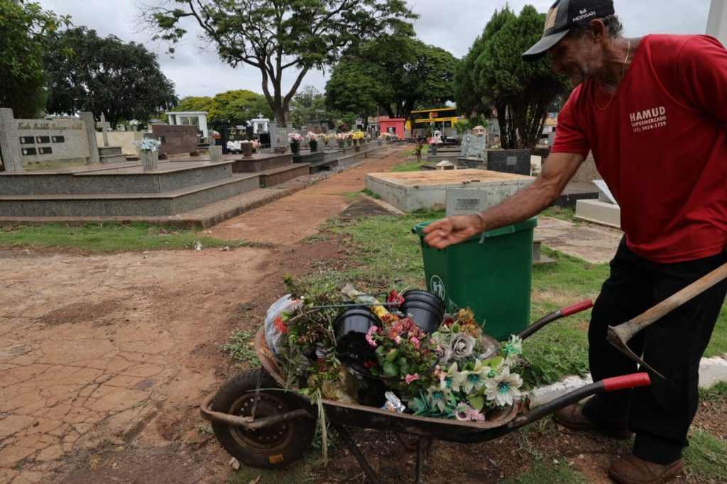 Cemitérios municipais de Dourados devem receber mais de 30 mil visitantes no Dia de Finados e equipes fazem manutenção e limpeza no local. Foto: A. Frota