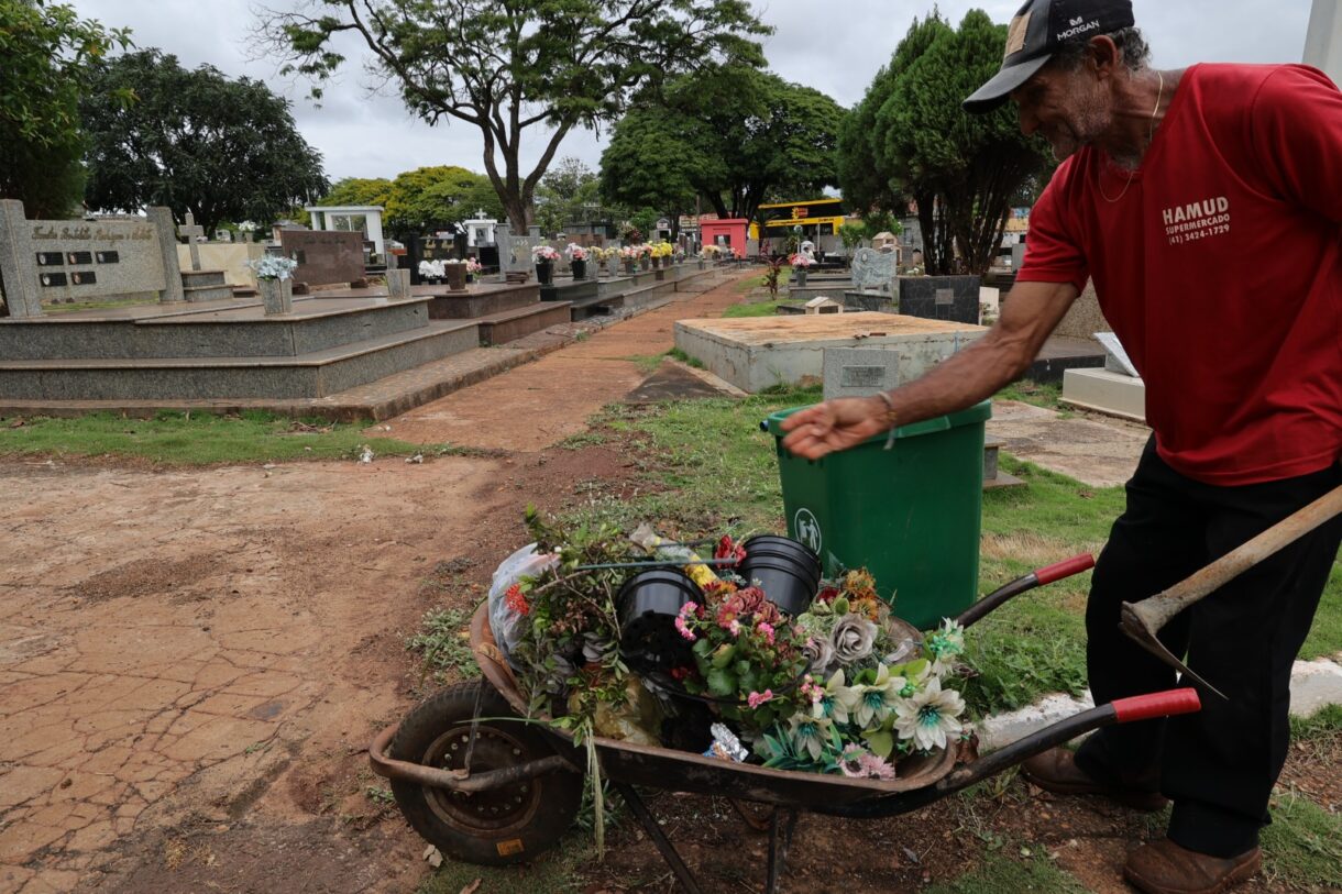 Cemitérios municipais de Dourados devem receber mais de 30 mil visitantes no Dia de Finados e equipes fazem manutenção e limpeza no local. Foto: A. Frota