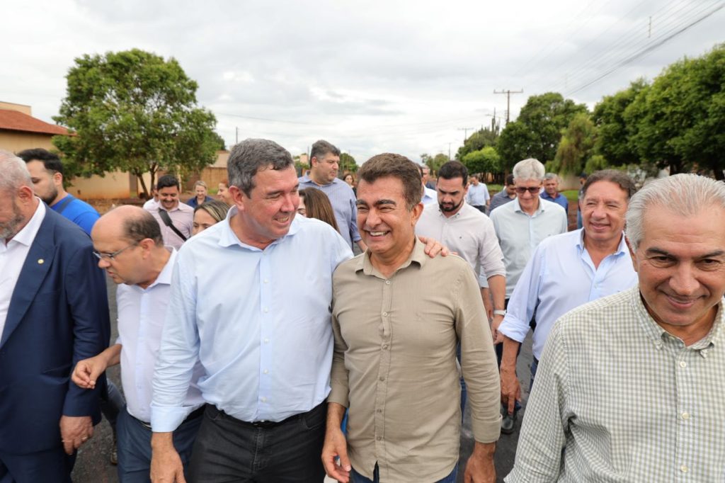 Prefeito Marçal, governador Riedel e lideranças politicas acompanharam execução da obras de asfalto no Jardim Guaicurus na tarde de segunda-feira. Fotos: A. Frota