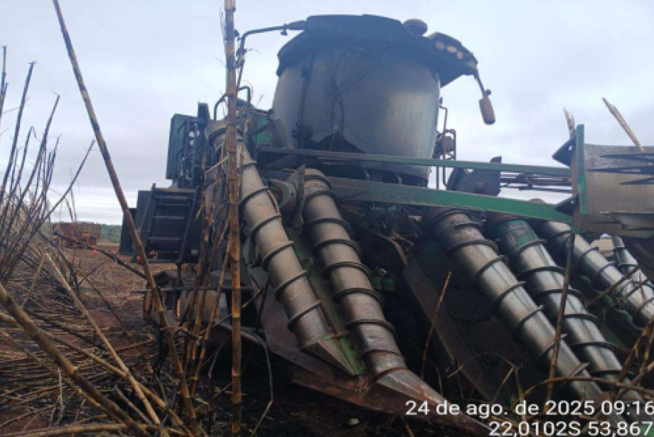 Fogo que se alastrou por mais de 1400 hectares teve início em uma pane elétrica na colheitadeira - Reprodução