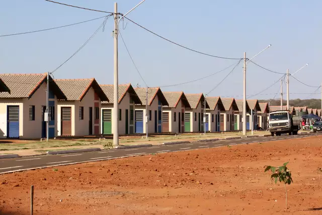 Casas construídas no Estado com recursos de programa habitacional. (Foto: Agehab).