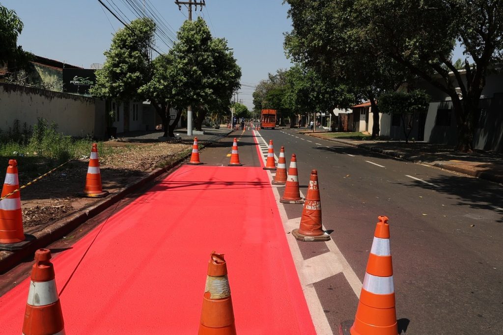 Ciclofaixas e ciclovias estão sendo revitalizadas para garantir maior segurança para os ciclistas em Dourados- Foto: A. Frota