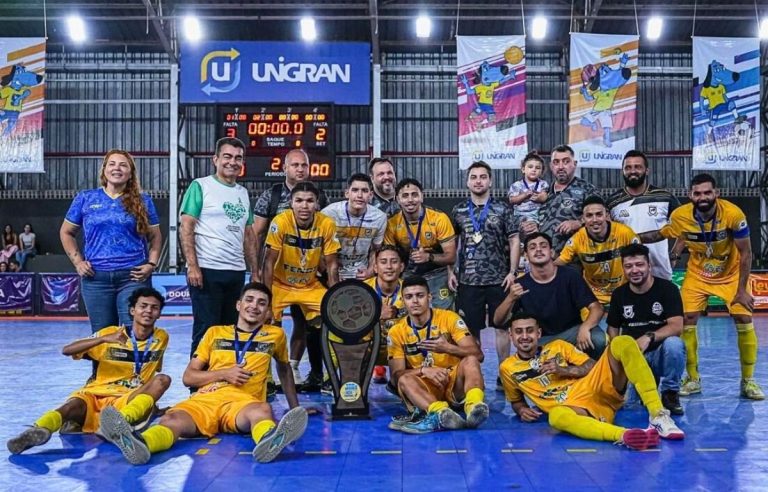 A diretora-presidente da Funed, Sandra Giselly e prefeito Marçal Filho com os campeões do futsal masculino. Fotos – Divulgação/Marcelo Berton