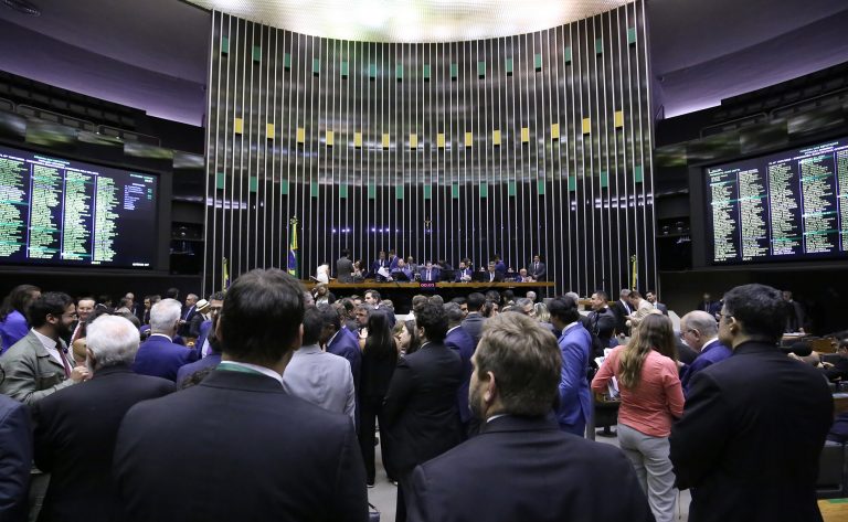 Deputados aprovaram a proposta em sessão do Plenário