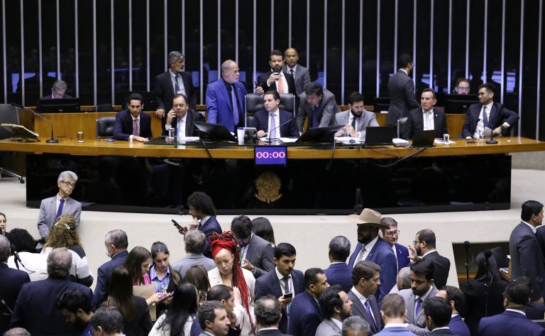 Deputados na sessão do Plenário desta quarta-feira