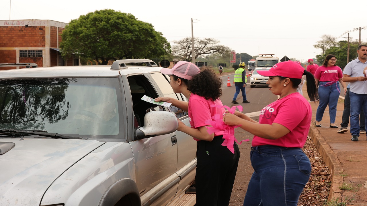 Panfletagem com orientações alertou motoristas e passageiros sobre a importância de fazer exames de rotina – Fotos: A. Frota