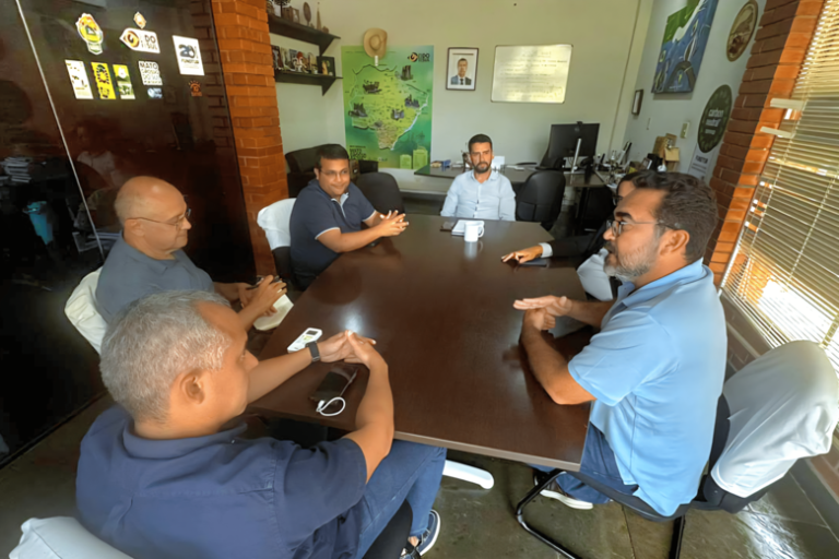 Prefeito e representantes discutem alternativas para atrair companhias aéreas e garantir operação anual de voos. (Foto: Divulgação/PMC)