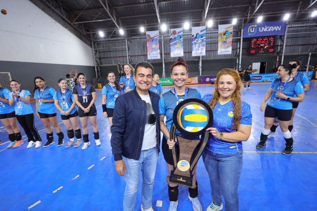 Prefeito Marçal Filho e a diretora da Funed Giselly Amaral entregaram troféu e medalhas às equipes vencedoras. Fotos: A. Frota