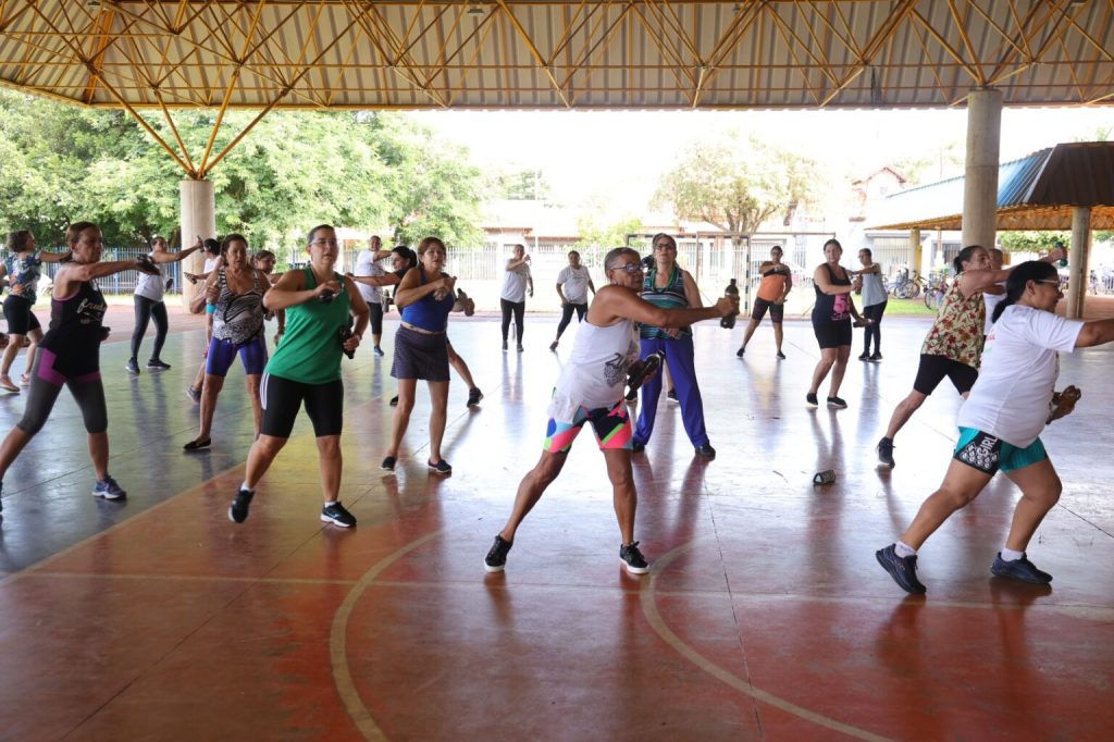 Dinâmicas voltadas ao público adulto envolvem dança e animação para um momento em busca do bem-estar. Divulgação/Assecom