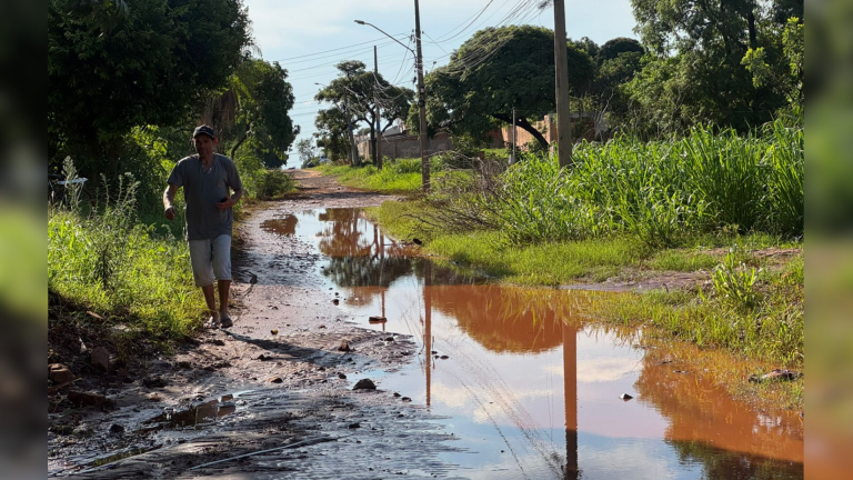 Rua Guarapuava, no bairro Panorama, em Campo Grande (Foto: André Morla, Jornal Midiamax).