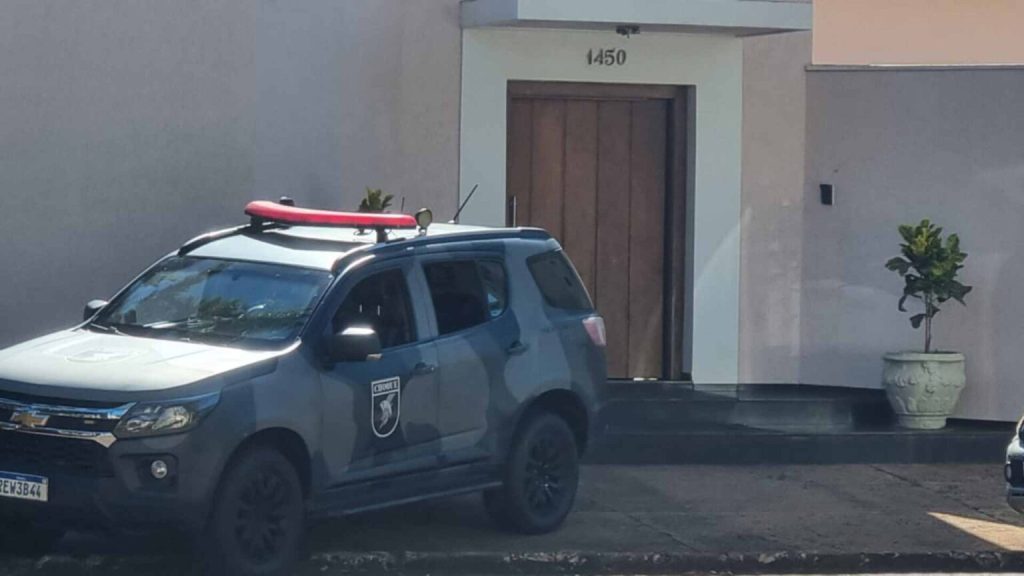 Viatura do Choque na casa dos pais de Neno Razuk, em Dourados. (Foto: Marcos Morandi, Jornal Midiamax)