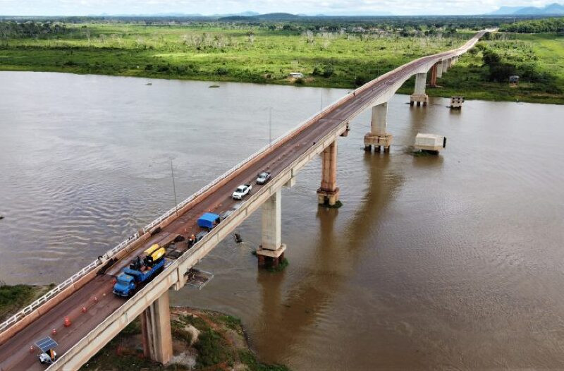 Ponte sobre Rio Paraguai em reforma