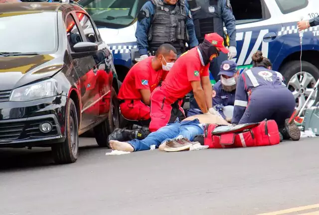 Equipe do Corpo de Bombeiros e Samu reanimando paciente que sofreu mal súbito na Avenida Tamandaré, no dia 1º deste mês (Foto: Juliano de Almeida/Arquivo)