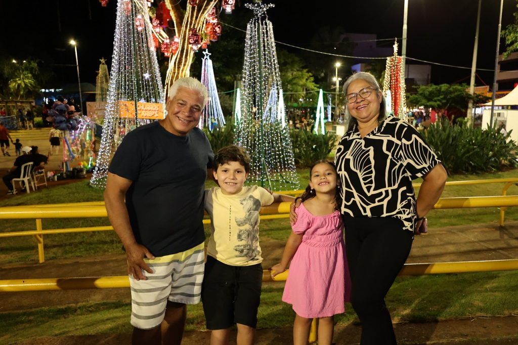 O casal Kátia e Marcos escolheu a terça-feira mais tranquila para levar os netos Kalebe e Maitê – Fotos: A. Frota