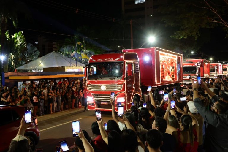 Caravana de Natal Coca-Cola levou milhares de pessoas ao centro de Dourados na noite de quarta-feira. Fotos: A. Frota