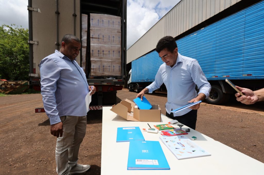 Prefeito Marçal Filho e secretário Nilson acompanham chegada de kits escolares da Reme e destacam que antecedência gera melhor organização interna e para as famílias- Fotos: A. Frota