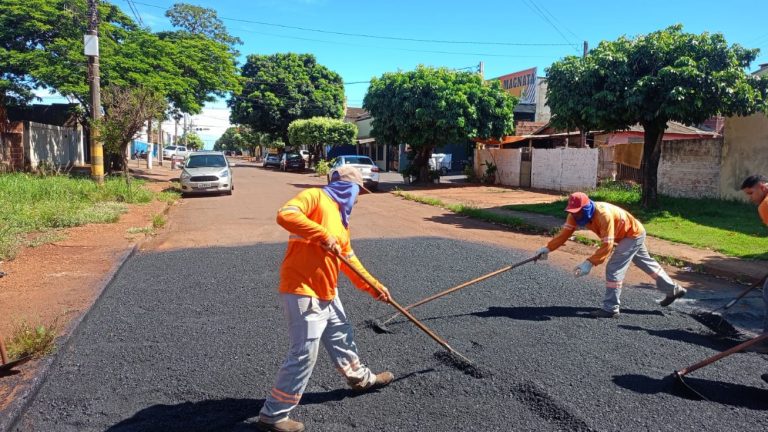 Serviços de tapa-buracos foram realizados no Jardim Ouro Verde, na manhã desta segunda-feira, 29 de dezembro. Fotos – Divulgação/Assecom